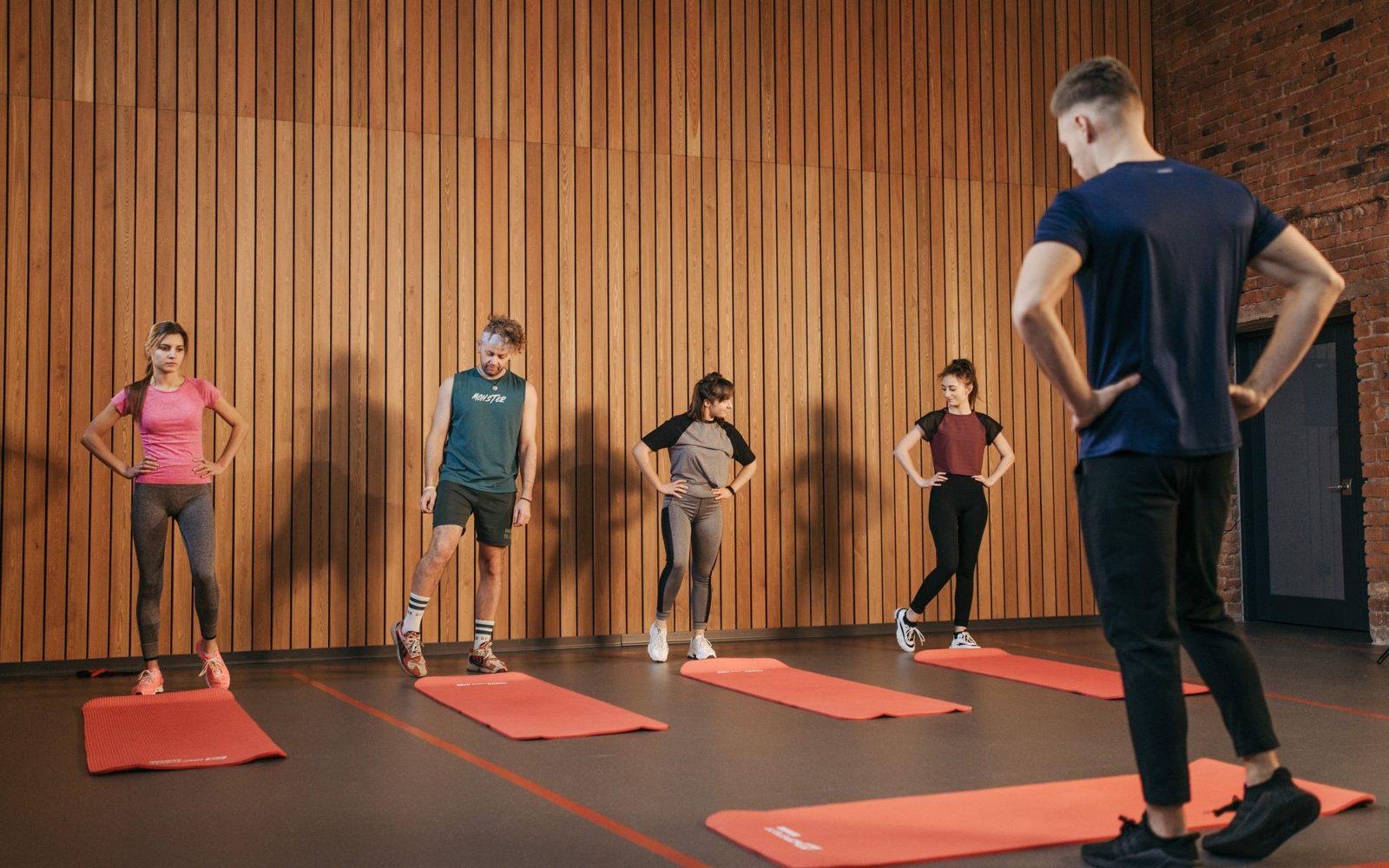 Studio fitness i lokalni twórcy: zapisy na trening próbny bez przepełnienia grupy