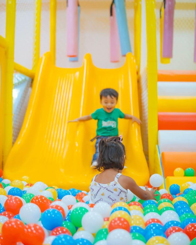 Play centre and party hosts